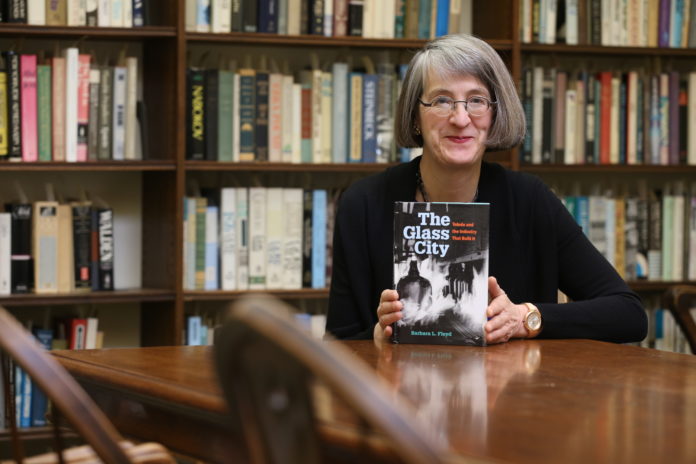 Barbara Floyd READS photo